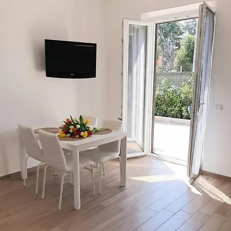 Apartment La Bouganville - Grazioso Con Giardinetto